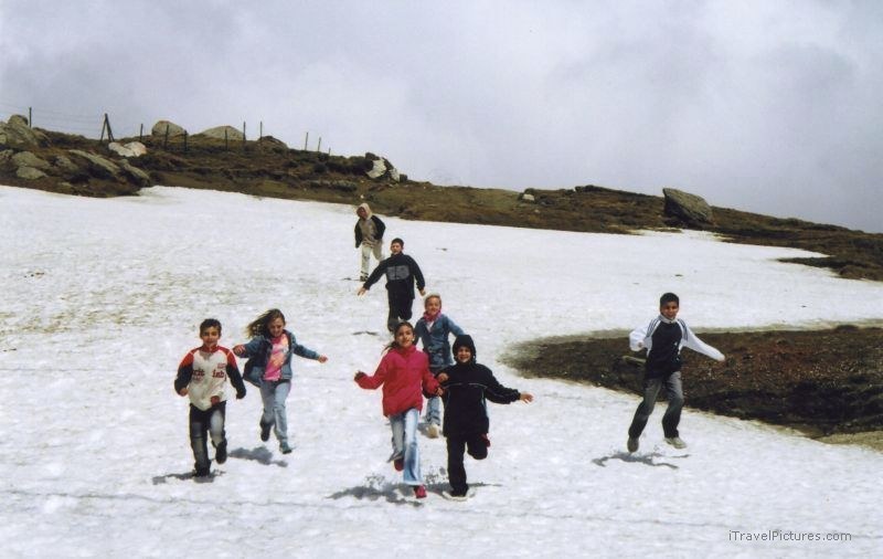 snow running children Bucegi